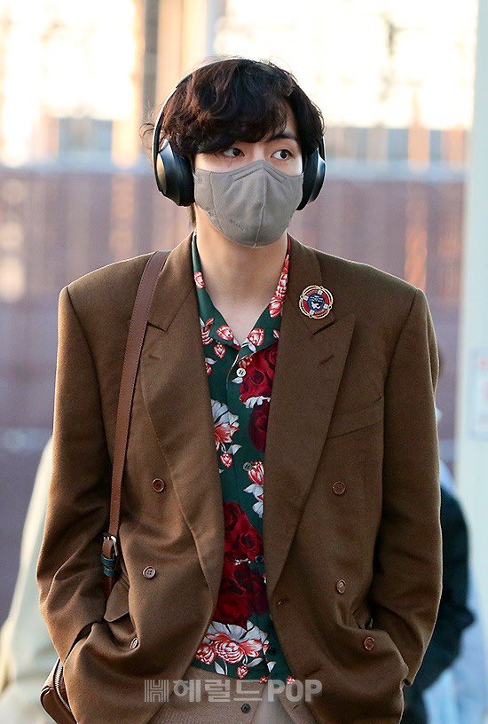 taehyung louis vuitton airport