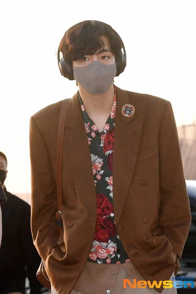 selfy_t's tweet photo. #Taejin di airport hari ini temanya #Bunga2 dan warnanya #Coklat #Biru
#safeflight
#Taejin
#GetWellSoonJin
#BTS
#GODBlessYou
https://t.co/25FvIjLSLB https://t.co/III0TW3lvH