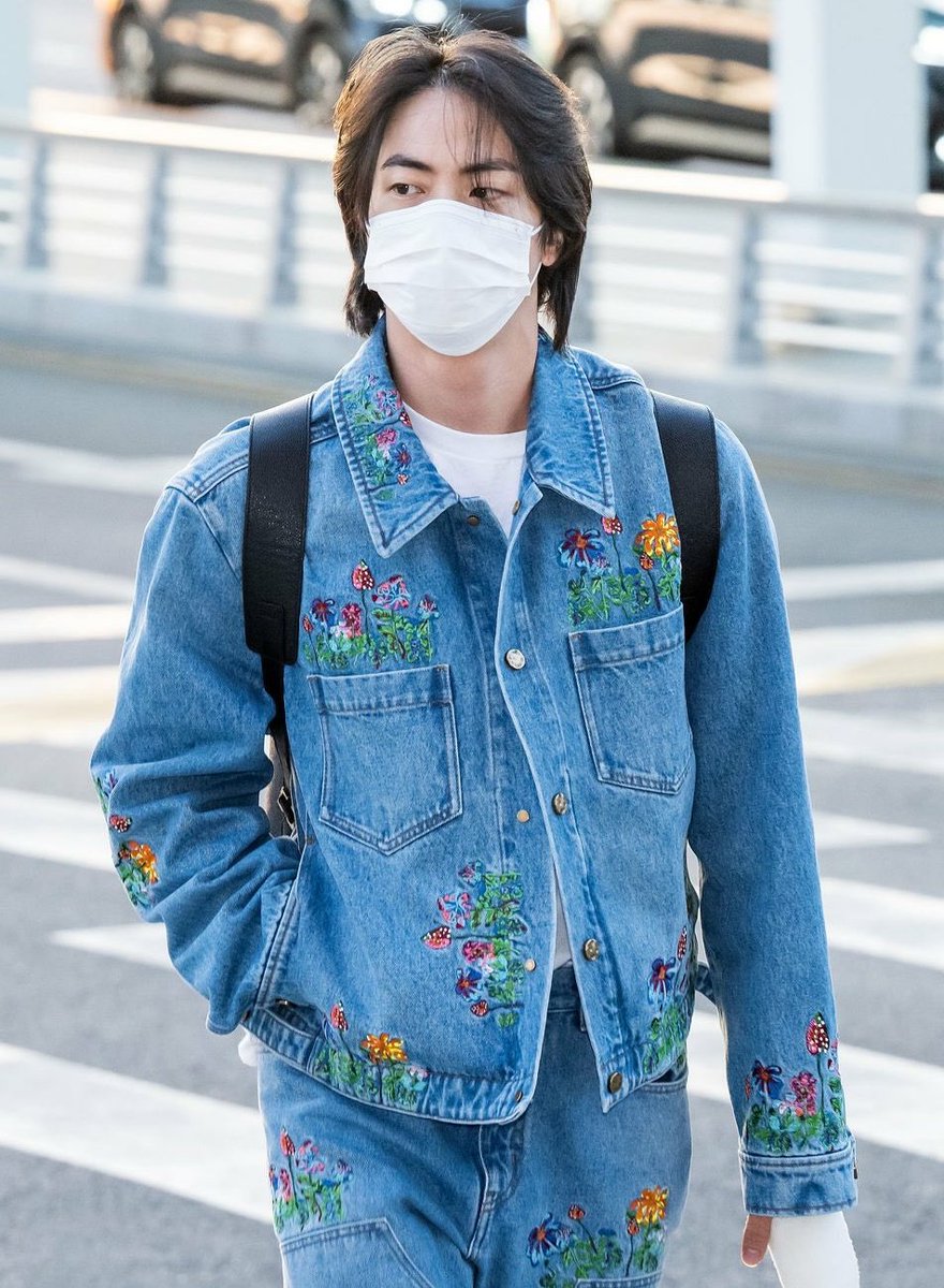 dailyoonjins's tweet photo. just so pretty with their long hair https://t.co/WaxoqSzvMh