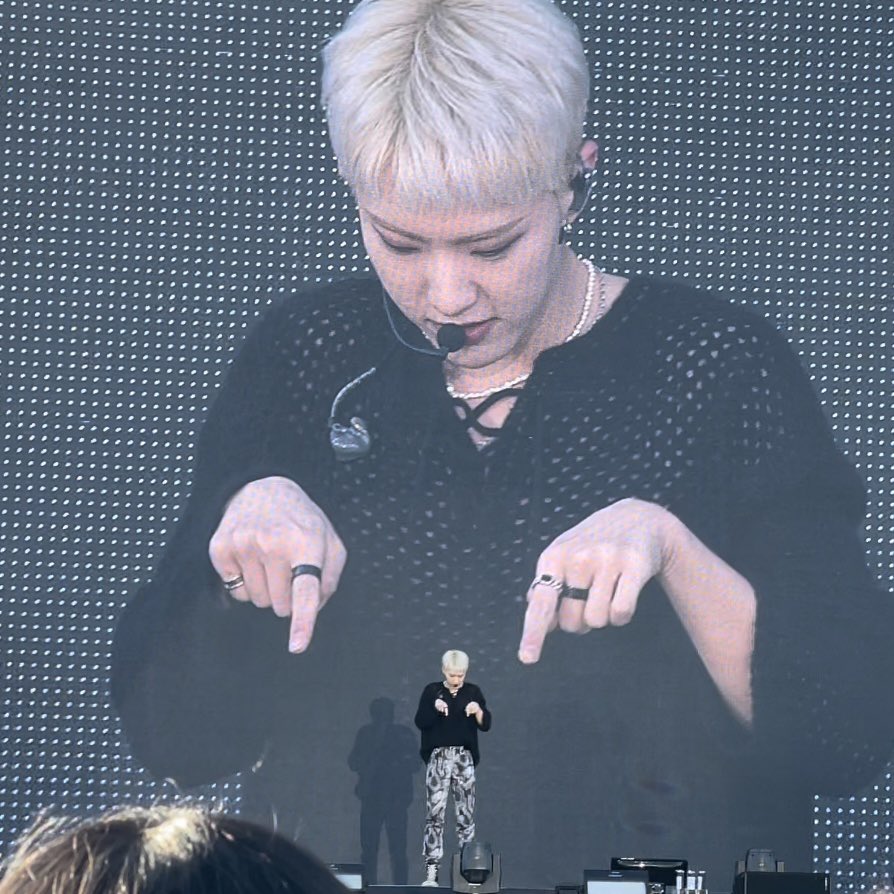 edward_hoshi's tweet photo. 호시 in 호시 
그 와중에 귀여운 치쥬스틱 손꾸락🖤 https://t.co/fiLO4TSzwj