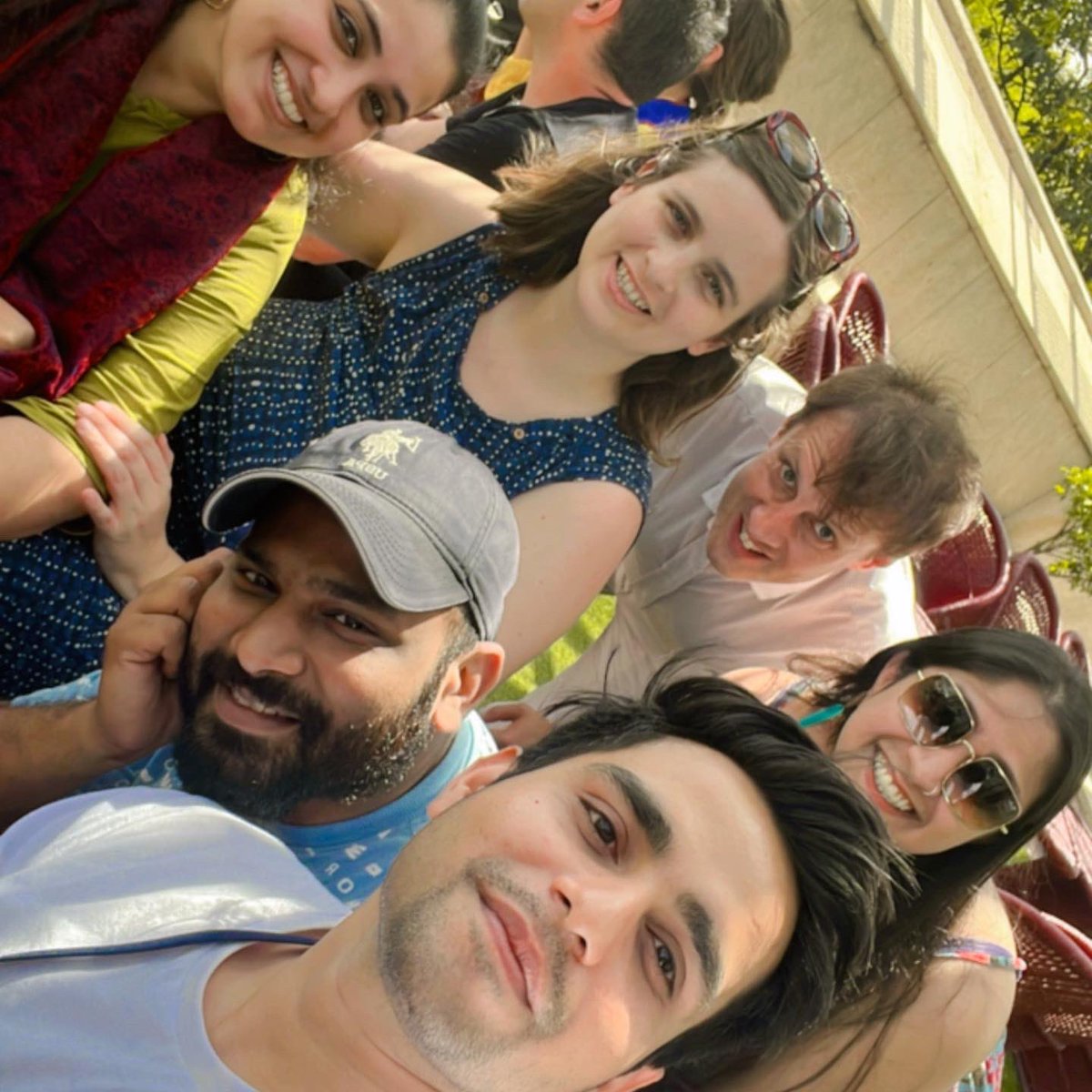 iakash29's tweet photo. The Art, Artist and the comm team…..

Celebrating the success of Bonjour India’s first event in Delhi with “A Twist of Fate” by Les Grandes Personnes from Paris. 🇮🇳🇫🇷

#BonjourIndia #Delhi #FrenchNetwork #AllianceFrancaise https://t.co/0Zh4zlS2kI