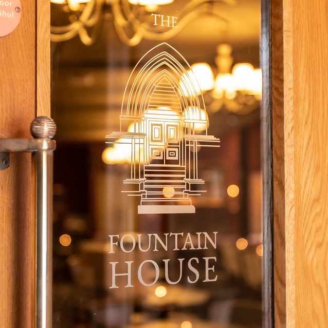 TheFountainHse's tweet photo. How is it Monday already?! 😲
Remember our pub is open every day from 12:00, spend your lunch with us one day this week! 😊
#manchester #monday #manchesterpub #albertsquare #mcreats https://t.co/RilyOClCn9
