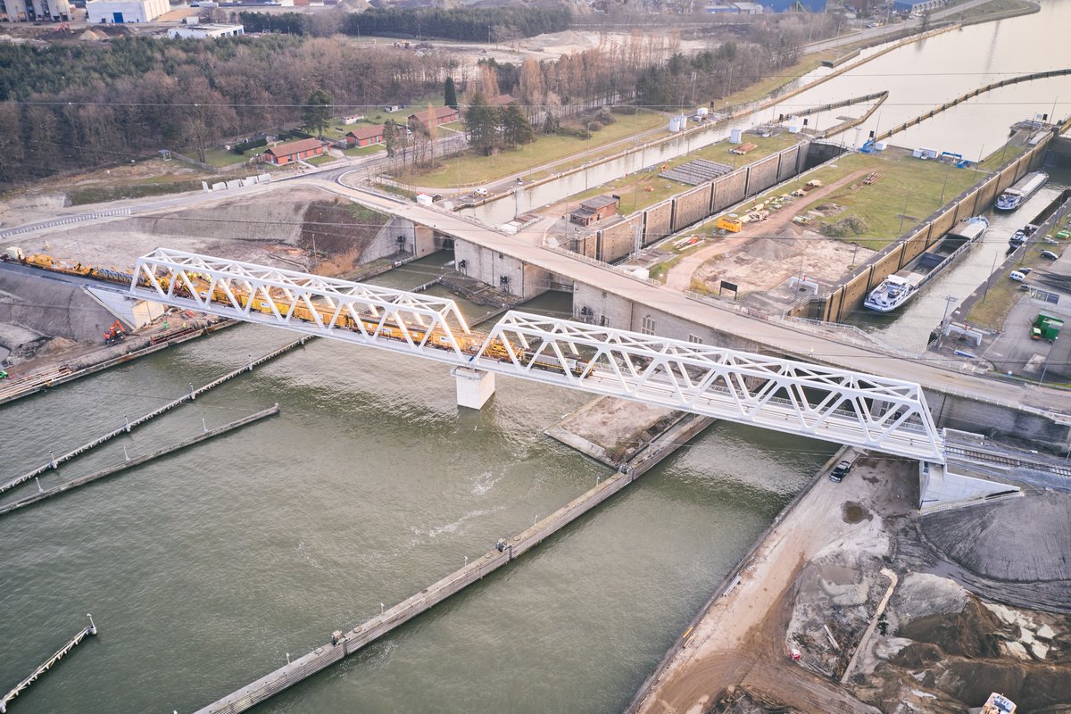 Infrabel_NL's tweet photo. De eerste elektrische🚆op de 🛤 Genk Goederen – Bilzen! 300 bovenleidingspalen en 84 km draden en kabels zijn er geplaatst. Wat een resultaat! De werken werden gekoppeld aan de nieuwe, hogere spoorbrug van @vlaamsewaterwegnv. Meer info👉https://t.co/nHEIz9fHUO
#modalshift https://t.co/MFxe591tXS