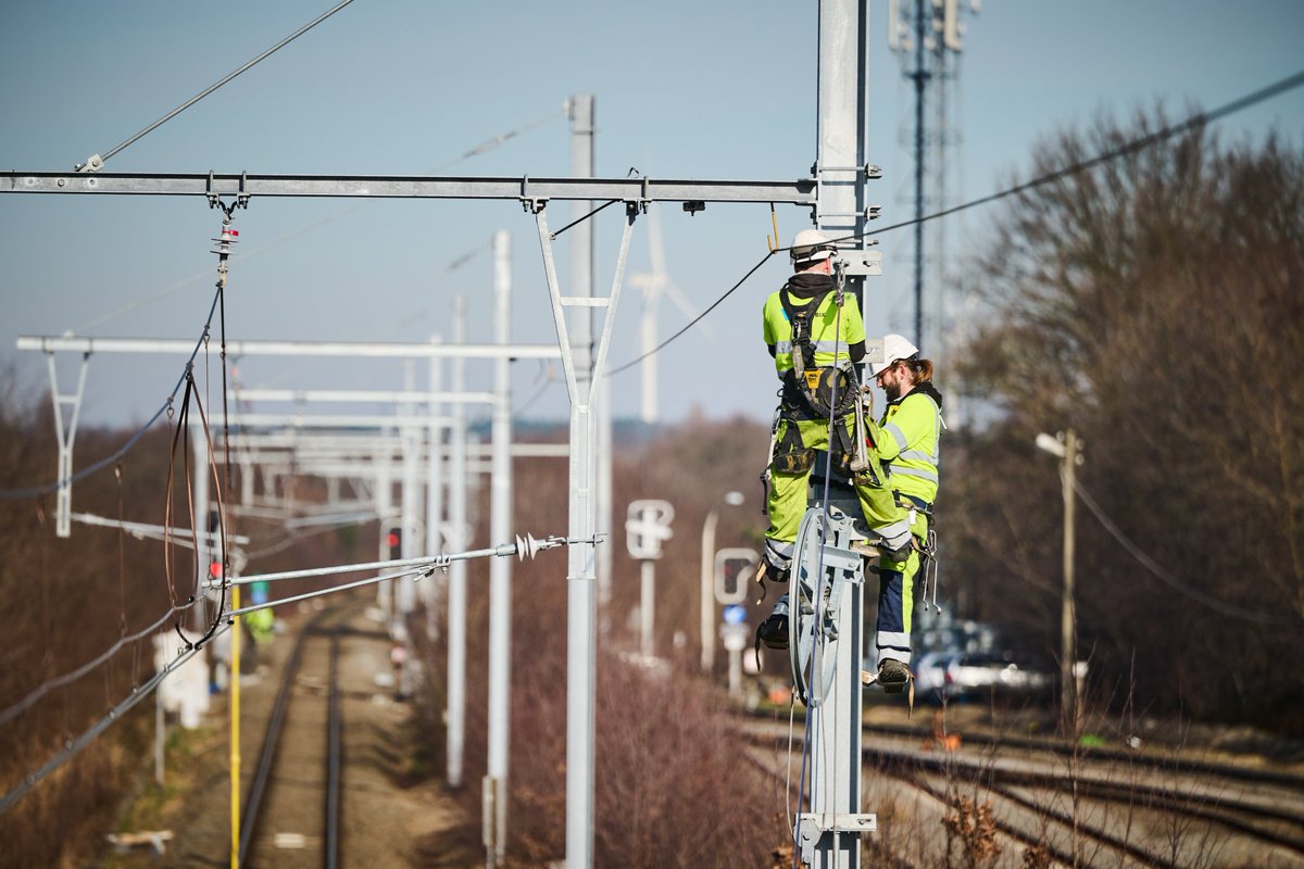 Infrabel_NL's tweet photo. De eerste elektrische🚆op de 🛤 Genk Goederen – Bilzen! 300 bovenleidingspalen en 84 km draden en kabels zijn er geplaatst. Wat een resultaat! De werken werden gekoppeld aan de nieuwe, hogere spoorbrug van @vlaamsewaterwegnv. Meer info👉https://t.co/nHEIz9fHUO
#modalshift https://t.co/MFxe591tXS