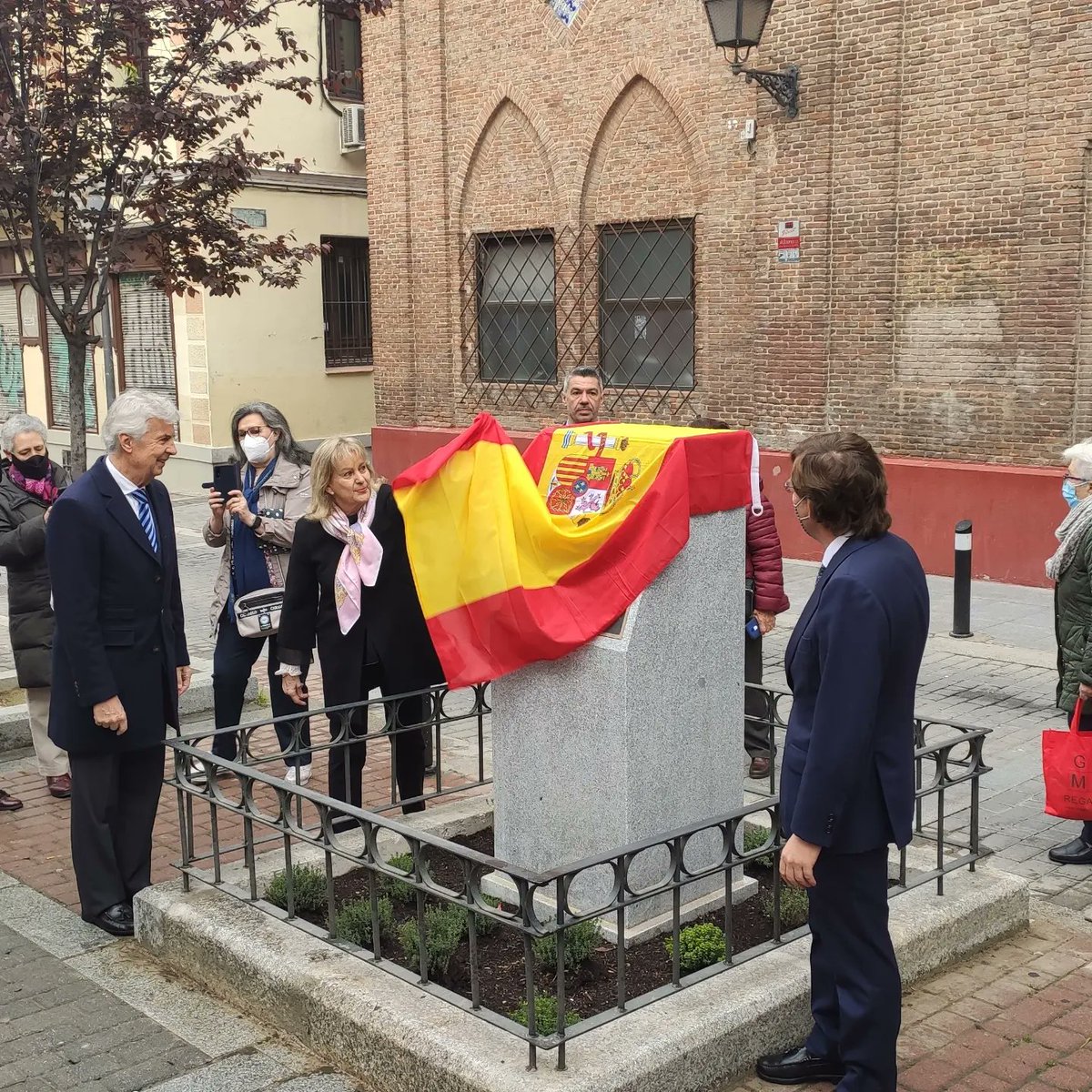 legadomaria's tweet photo. ¡Qué homenaje tan bonito a nuestra querida #MaríadeVillota! ❤️

Acabamos de inaugurar un monolito en su recuerdo, que ya se puede visitar junto a la Parroquia de San Ramón Nonato. 

¡Gracias, @AlmeidaPP_ y a todos los que habéis hecho posible este momento inolvidable! 💫 https://t.co/EOUgrlkbep