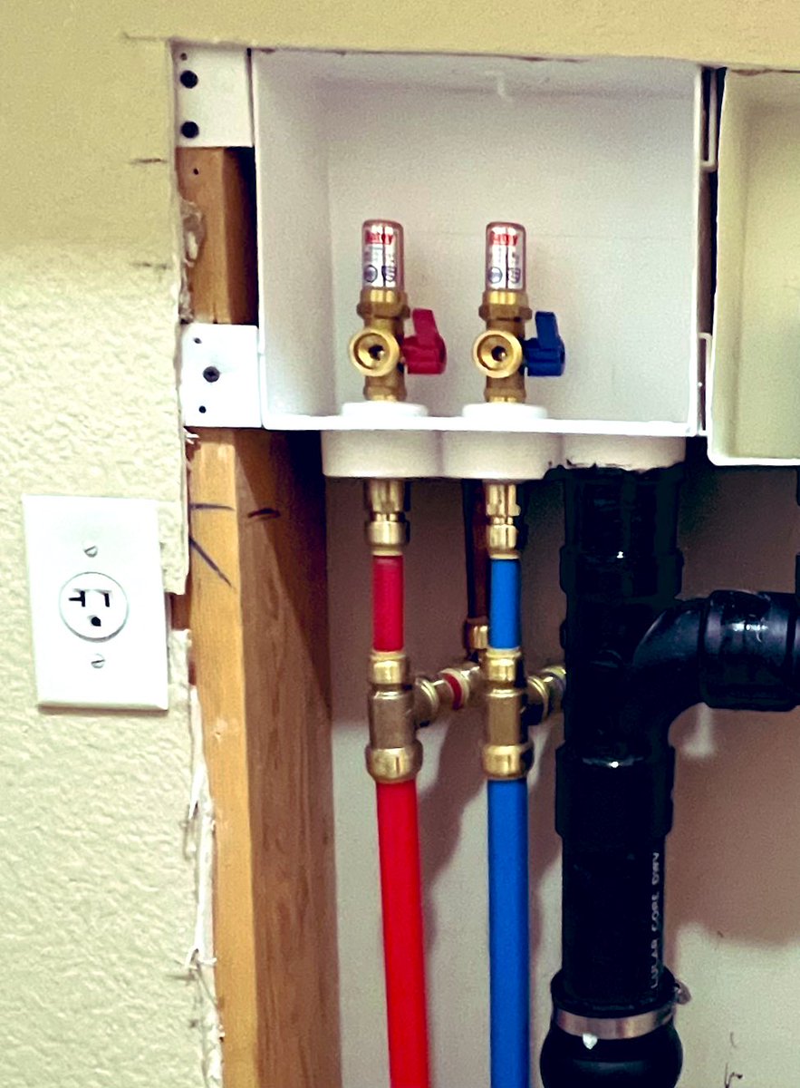 MCSBuild's tweet image. ☝🏻Replacing #laundry Quarter turn ball valves #oatey #push #fitting #sharkbiteplumbing #quarterturnvalves #washingmachine #plumbing #plomeria #plomero 🔧 #ballvalve 🚰 #denvercolorado