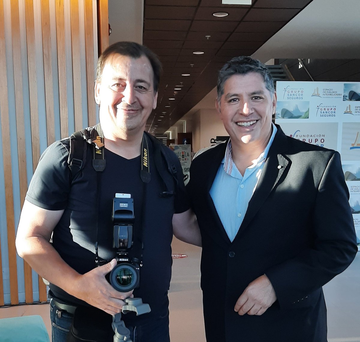 JuanBotto's tweet photo. Ayer estuve con @GuilleLobo  esa gente que ves en la tele y te da  buena gente y cuando los conoces te das cuenta que no equivocaste. Admiro tu trabajo! Un abrazo https://t.co/pap9tyxlEn