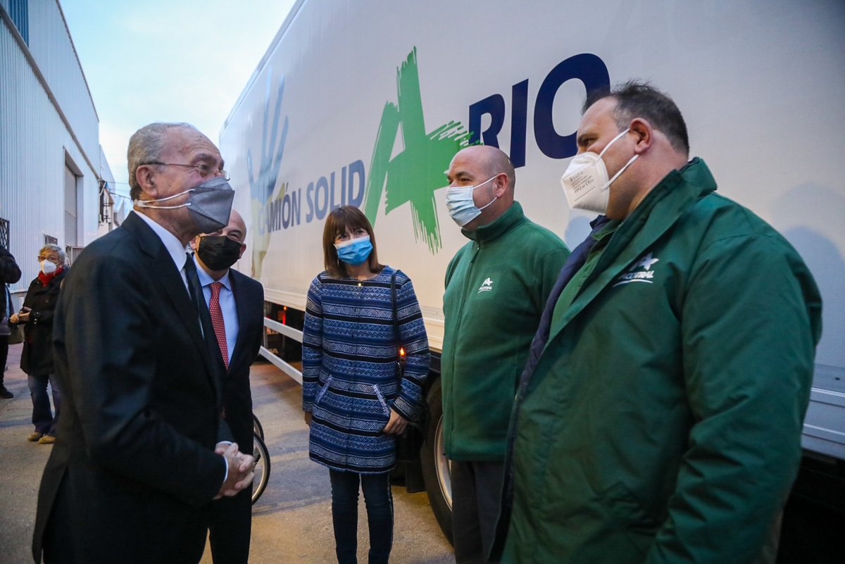 Alfonso Valdivia y Antonio Jose Valenzuela, conductores de Acotral, llevan a Ucrania un tráiler lleno de solidaridad. #soyAcotral #soySolidario más de 20 tn de solidaridad de la ciudadanía malagueña.