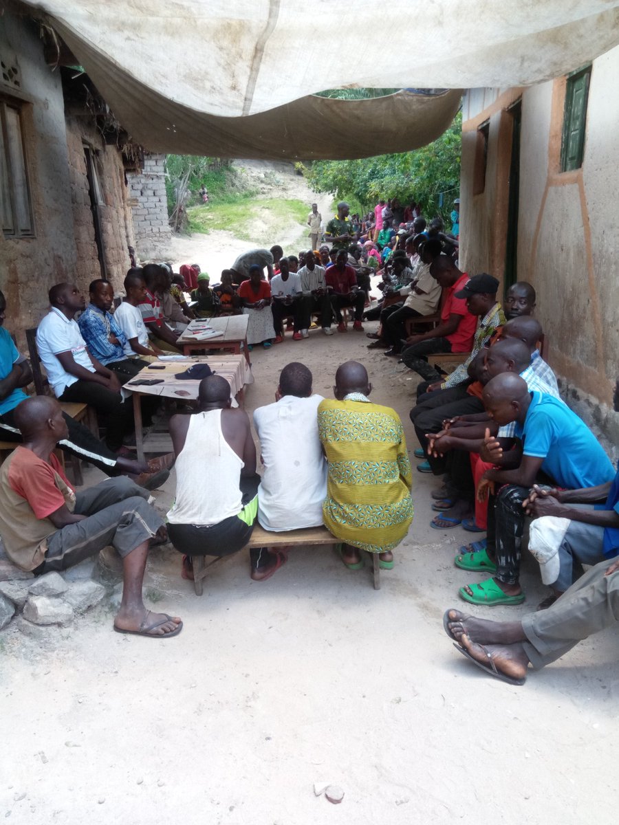 CommuneMusigati's tweet photo. Lundi le 28/03/2022,Administrateur/Musigati dans une réunion de sécurité sur la colline de Dondi a interpellé les citoyens à vaquer aux activités génératrices de revenus et à arrêter la jalousie #bubanza @BubanzaProvince @MininterInfosBi @CnddFdd https://t.co/pSLDZeXZtr