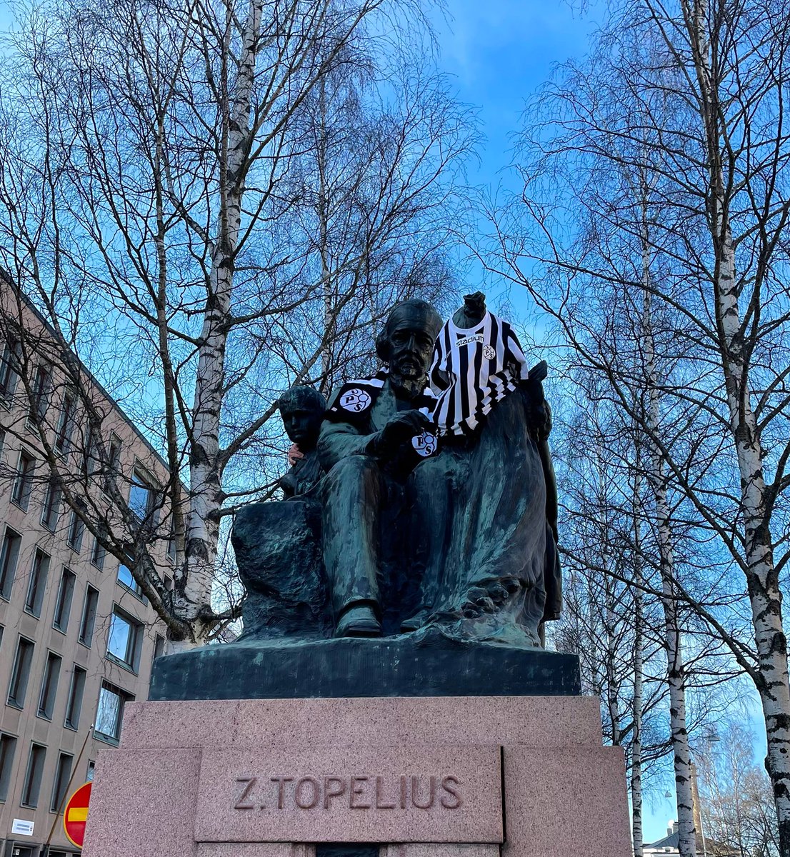 VPS1924's tweet photo. Tällä viikolla alkaa Veikkausliigakausi!👊🏼

Lauantaina Vaasan Palloseuran vieraaksi saapuu AC Oulu aloittamaan Veikkausliigakauden! Saavuthan siis paikalle Z.Topeliuksen patsaan innoittamana mustavalkoisin värein!🖤🤍

#vepsu #vaasa #vasa #veikkausliiga https://t.co/wuLDL5JRTT