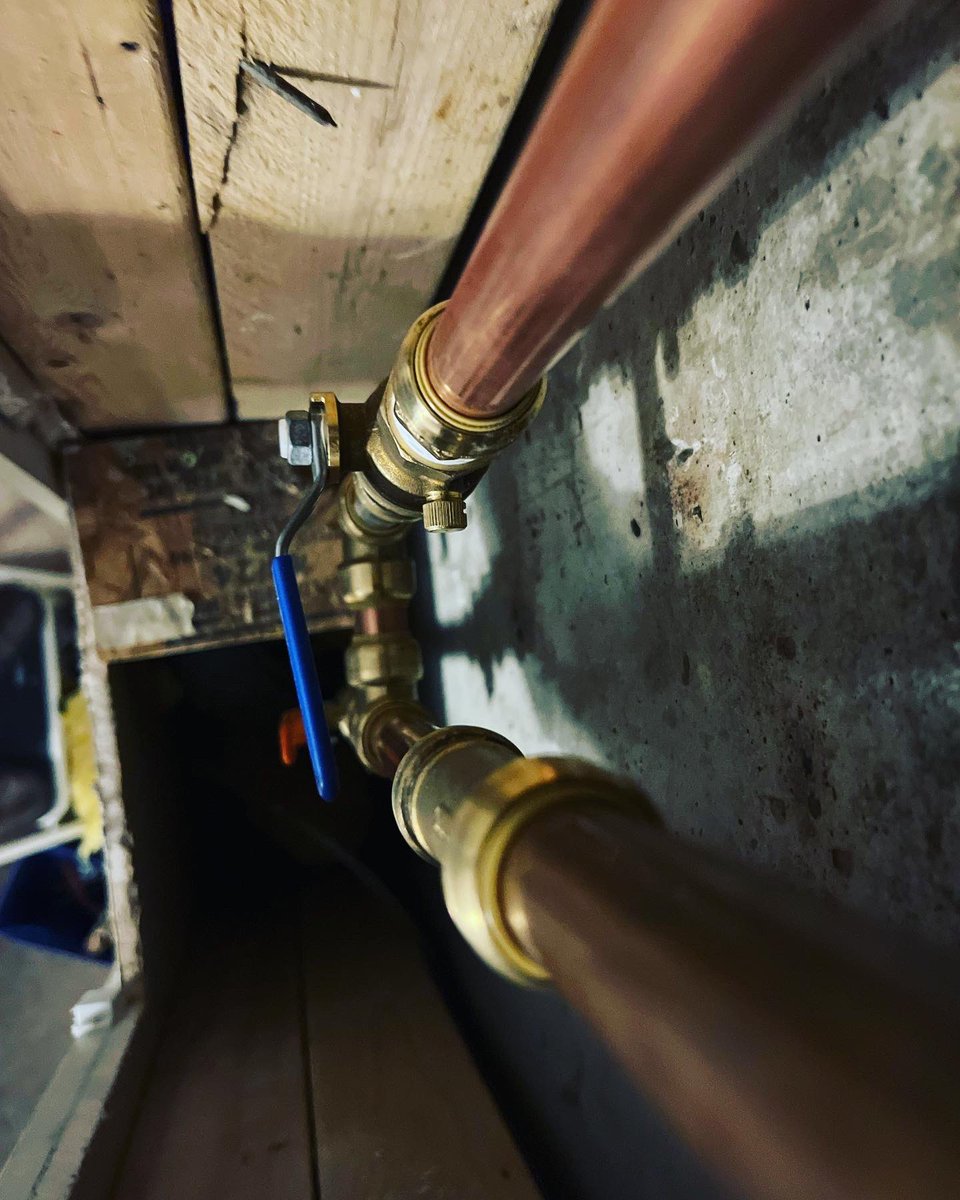 MCSBuild's tweet photo. ☝🏻 when there is not room to work @sharkbiteplumbing best solution, at least for @mcs_building 🚰 #plumbing #ballvalve #water #h20 #pipes #sharkbiteplumbing 🔧 #cleanjob #plomeria #badwelding #parkercolorado https://t.co/XbtSd0cboz