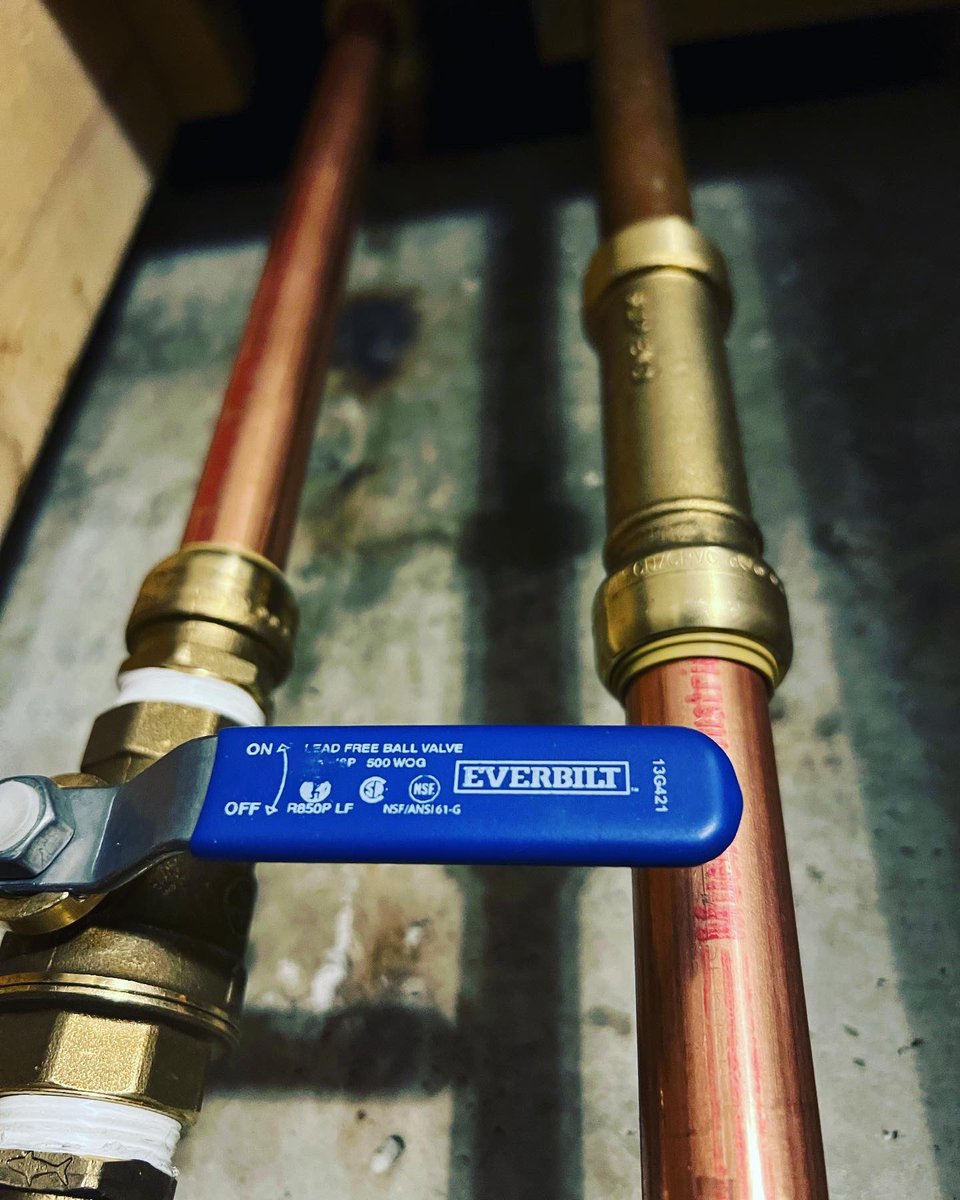 MCSBuild's tweet photo. ☝🏻 when there is not room to work @sharkbiteplumbing best solution, at least for @mcs_building 🚰 #plumbing #ballvalve #water #h20 #pipes #sharkbiteplumbing 🔧 #cleanjob #plomeria #badwelding #parkercolorado https://t.co/XbtSd0cboz