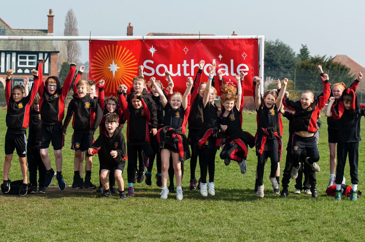 SouthdaleHead's tweet photo. ✨✨Can you believe it?! A whopping £5,000 has been raised by the Southdale family for Wakefield Hospice!! This is the biggest amount raised by any group of people in this years event!!! Thank you to every single person who sponsored us! @WfldHospice #Southdalesparkle ✨✨ https://t.co/w3DpHVraDe