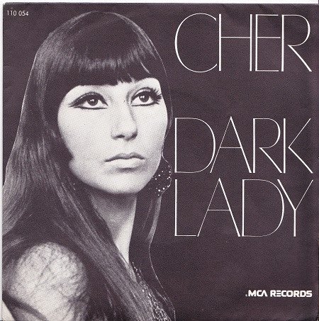 Hace 48 años (1974), Cher lograba alcanzar el primer lugar del Hot 100 con “Dark Lady". Pertenece a su décimo primer álbum de estudio. Se convirtió en su tercer número uno en Estados Unidos, así como el último, hasta que llegó “Believe”, lanzado un cuarto de siglo después.