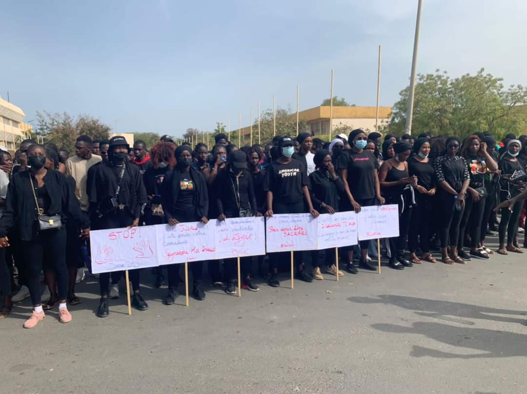jalybadiane's tweet photo. Les étudiants de l’université Gaston Berger de Saint Louis disent non aux violences faites aux étudiants et aux ÉTUDIANTES !!!
#ActionUGB #Dafadoy 

CP : @warkhaTV https://t.co/UxnPamVqUZ