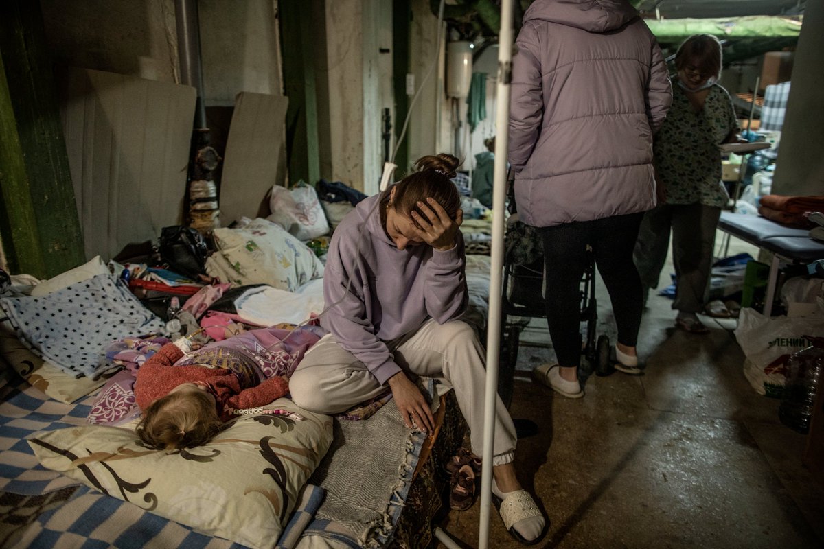 keepsliding's tweet photo. if you want to take part in humanitarian help for #Ukraine from abroad, but don't know where to donate / what to send / or you still think that Red Cross is a good idea, please read this thread first

(photo by Manu Brabo) https://t.co/I1DRHZPTuf