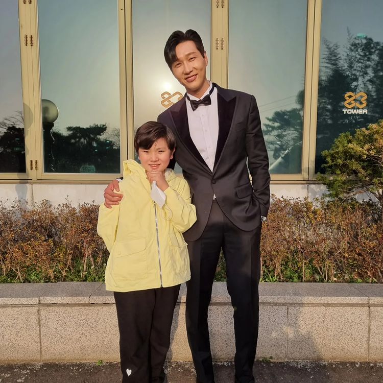 Se-chan update Dad & Son 💙 Thank you 🙏 Dad lover, Sechan 🌼 I hope to see you again in the same drama.🖐 (After the wedding scene that day, I told my dad I was going to see him......