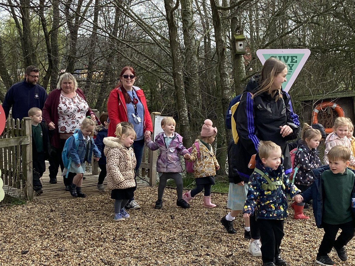Foundation1wan1's tweet photo. We are here abs having an amazing time so far. Just in the way to the barn for lunch and a play before going to feed sone lambs. #wansbeckprimary https://t.co/A0vAS8nj40