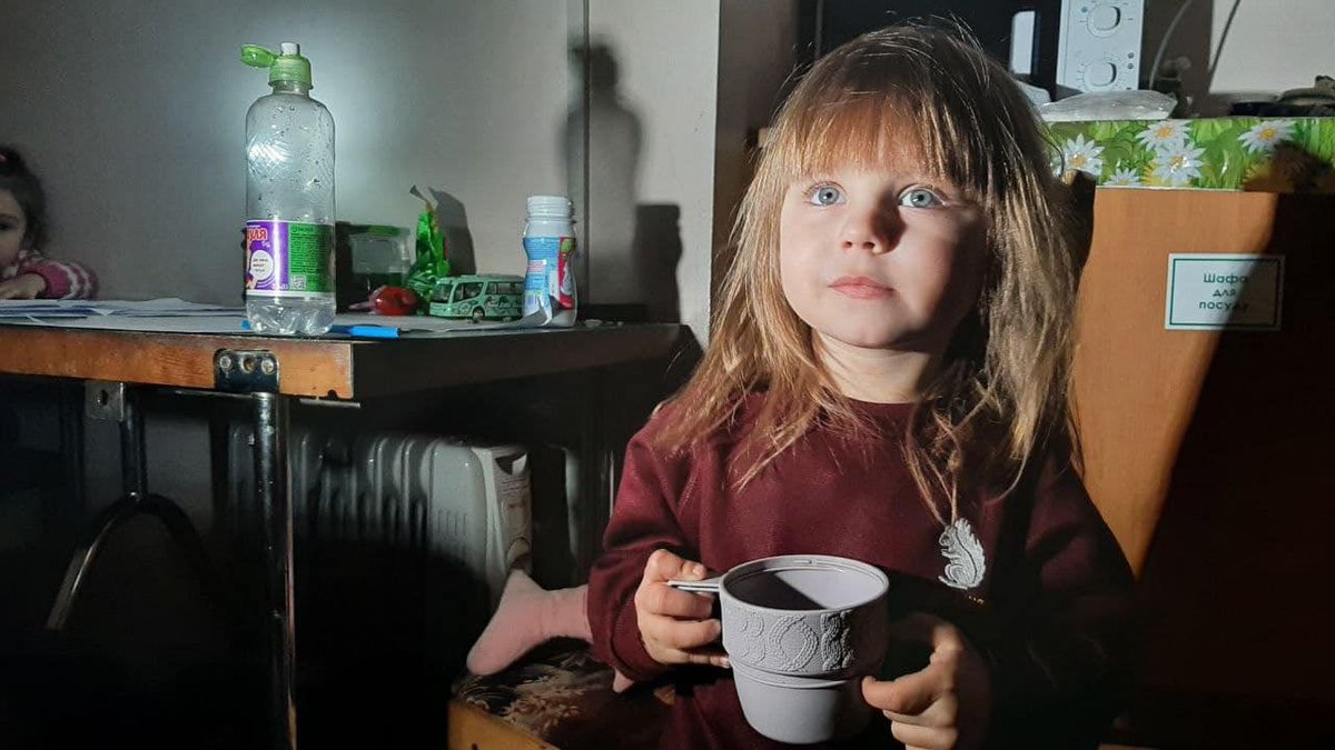 This 3-year-old girl has been living in a #Kharkiv pharmacy for 25 days without electricity from a generator. There she is with her mother, a pharmacist, who has not left the city and works every day.

Photo — Julia Klimenyuk.

#StopRussia #PutinWarCriminal #ClosetheSkyoverUA