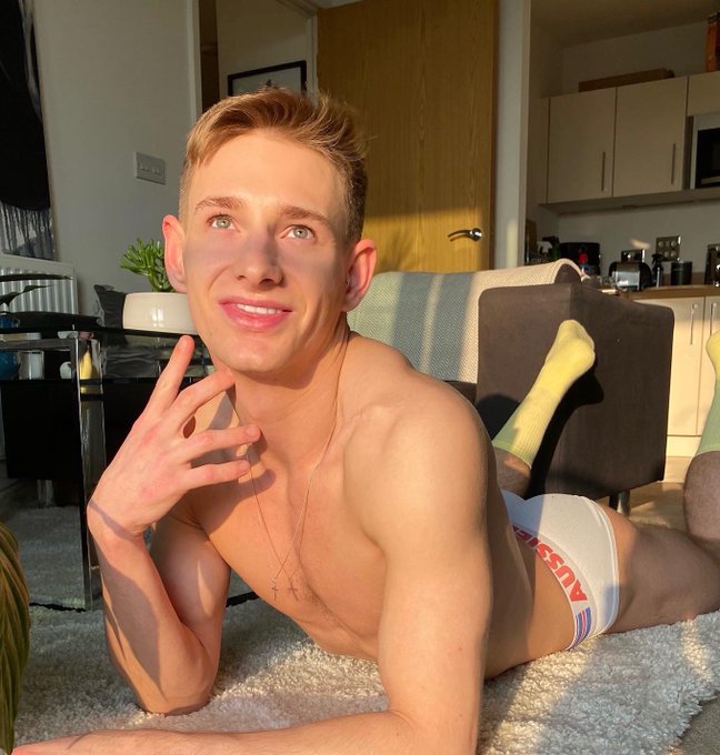 Smiles all round 👅 https://t.co/9Tisb0TFPn