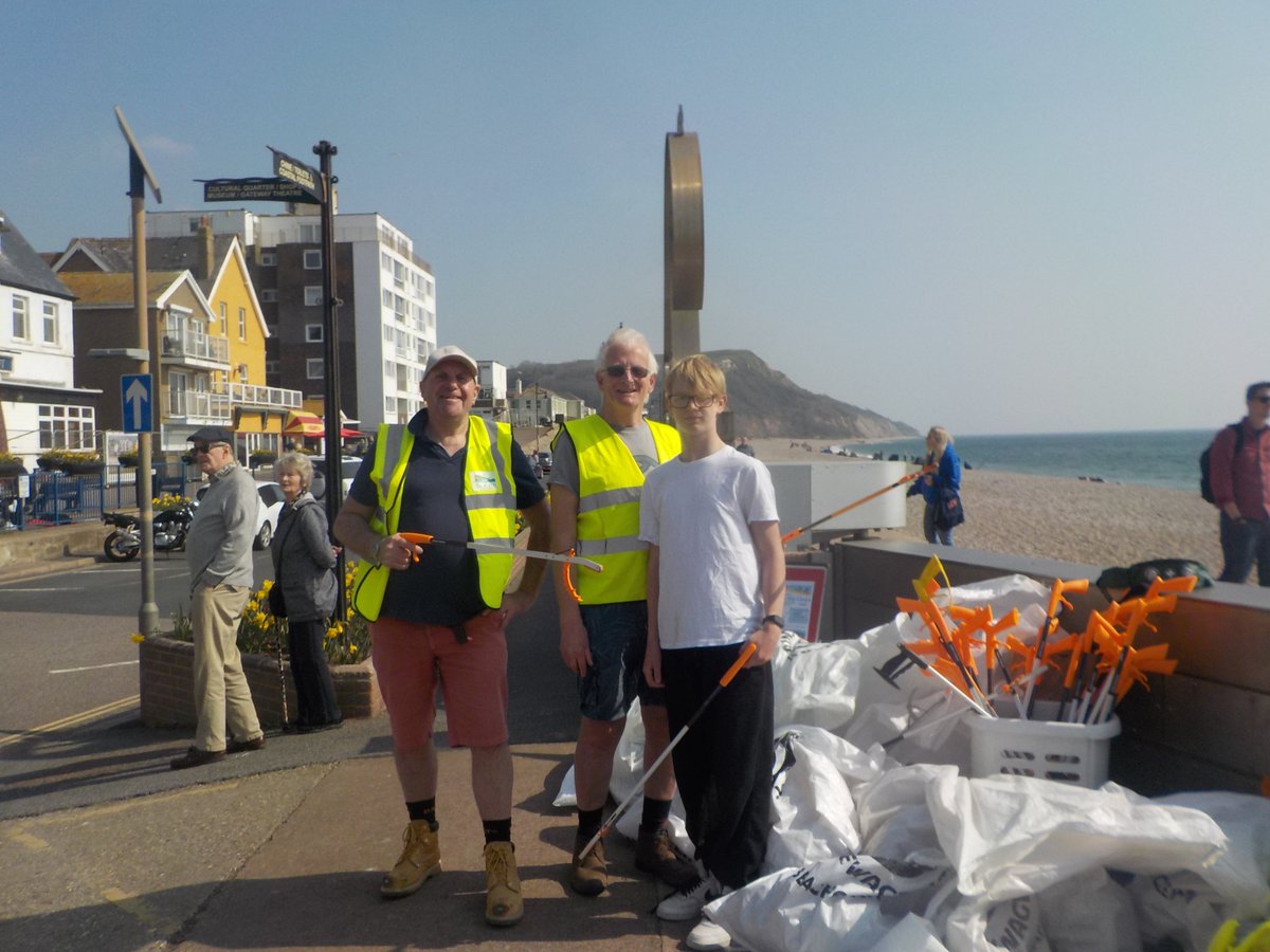 We had a great Saturday morning here in #seaton #devon doing our Beach/Town clean.  Over 70 people turned up and we collect the equivalent of 12 <a href="/sascampaigns/">Surfers Against Sewage</a> bags full only 1 from the beach!
Supported by <a href="/SeatonDevonTC/">Seaton Town Council</a> <a href="/peterwburrows/">Peter Burrows</a> <a href="/eastdevon/">East Devon District Council</a> <a href="/Tesco/">Tesco</a> #plasticfree 
Next 7th May