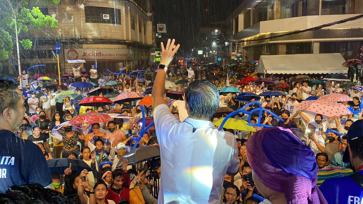 piaranada's tweet photo. RALLY IN THE RAIN.

A downpour cuts short Isko Moreno rally in Cagayan de Oro City but Isko thankful for part of crowd that has stayed.

He joins supporters in the rain, leaving the covered portion of the stage.

#WeDecide #PHVote

@rapplerdotcom https://t.co/wknX6Apwv0