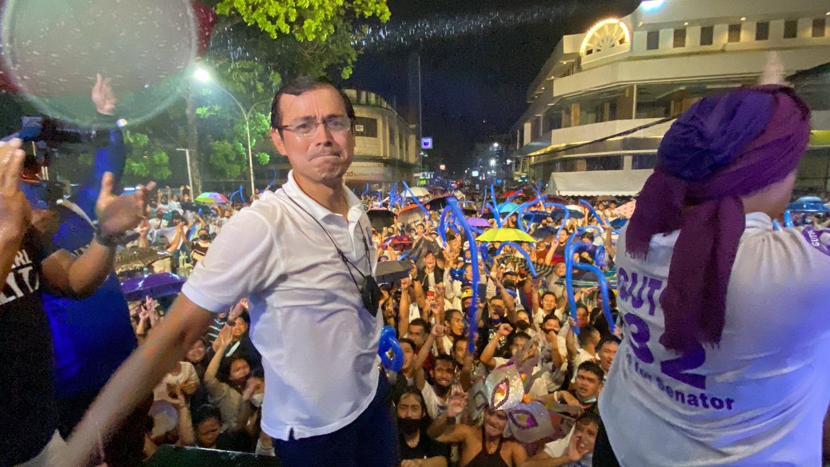 piaranada's tweet photo. RALLY IN THE RAIN.

A downpour cuts short Isko Moreno rally in Cagayan de Oro City but Isko thankful for part of crowd that has stayed.

He joins supporters in the rain, leaving the covered portion of the stage.

#WeDecide #PHVote

@rapplerdotcom https://t.co/wknX6Apwv0
