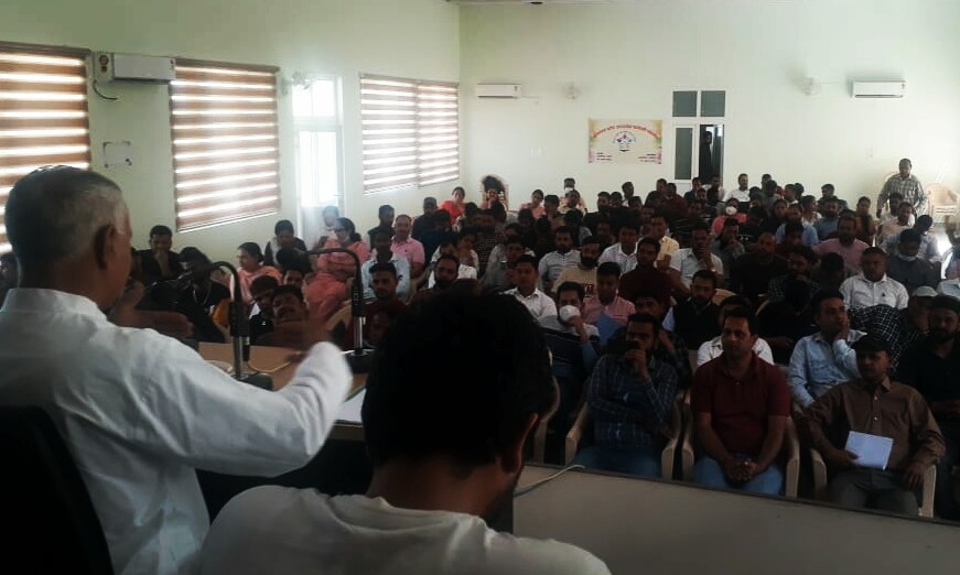 MahenderSTBJP's tweet photo. आज हमने मंडी सर्किट हाउस में आउटसोर्स कर्मचारी महासंघ के पदाधिकारियों के साथ  उनके मुद्दों को लेकर बैठक की। प्रदेश सरकार और सोर्स कर्मचारियों के लिए जल्द पॉ���िसी बना रही है।
@BJP4India @BJP4Himachal @BjpDharampur @VandanaGulbjp https://t.co/kDq37mXzi8