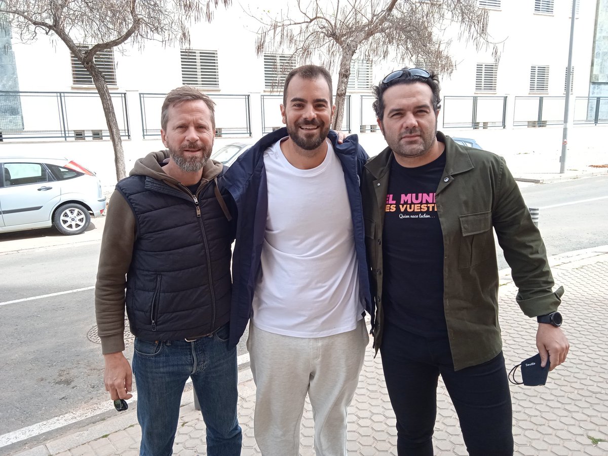 Castellano_Rafa's tweet photo. Salir de casa y encontrarte a los compadres es una locura divina @mundoficcion @Albertoemen
Foto realizada por el gran @andresocanacope 👌
#LosCompadres #ArteYCompas https://t.co/oArLjOMskV