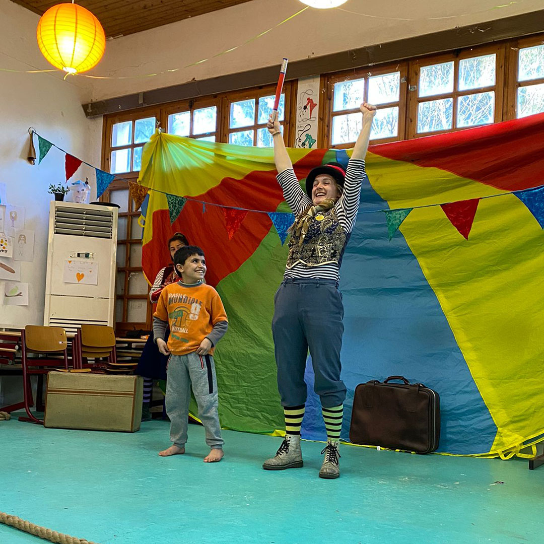 More games, shows, play and laughter with our Miles of Smiles team in Greece! We're working across refugee camps and accommodation centres to make sure every child's right to play is protected and promoted despite the situation these kids are in.