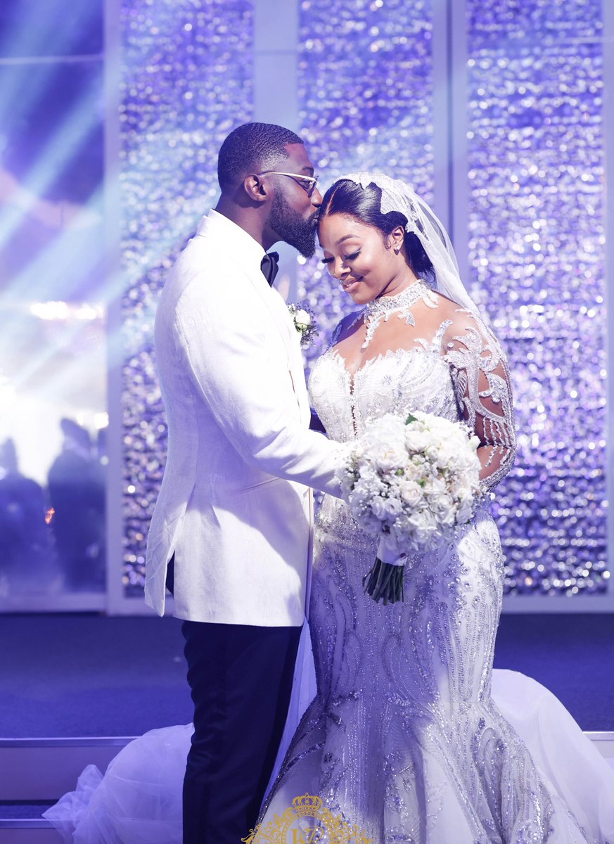 legendbespoke's tweet photo. A fine paisley off-white Tux jacket and a hopsack blank pants from @legendbespoke for such a beautiful occasion.
Congratulations @kojojonesmensah #KojoJones 🎊 Kojo and Raychel #TheJonesBond22

#LegendBespoke
#Legendsuits https://t.co/Aifi0C8rXq