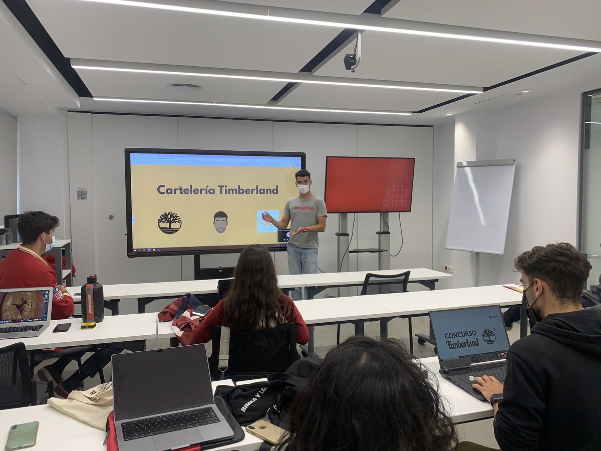 El alumno ganador de la “Acción <a href="/Timberland/">Timberland</a> /UEC” Omar García presenta su diseño ganador en ma entrega de premios y diplomas. <a href="/GrupoNumero1/">Grupo Número 1</a> <a href="/Timberland_EU/">Timberland Europe</a>