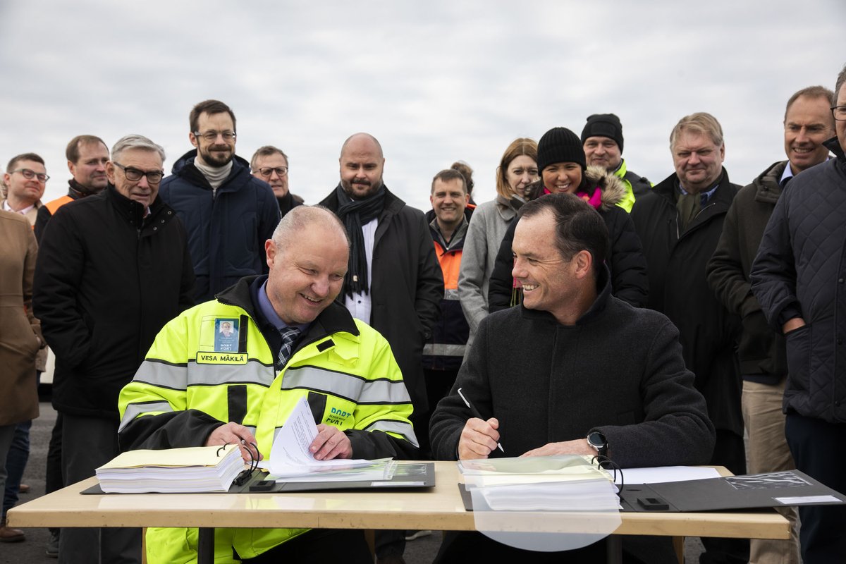 Vanadium_EU's tweet photo. Allekirjoitimme viime viikolla @portofpori kanssa vuoden 2035 loppuun asti kestävän vuokrasopimuksen #vanadiini n talteenottolaitoksen sijoituspaikasta Tahkoluodossa.
#kiertotalous #PorinSatama #Pori
@Porikaupunki Kuva: @tomiglad
Juttu @SatakunnanKansa: https://t.co/xUq9oiYN3A https://t.co/PUlpApOII6