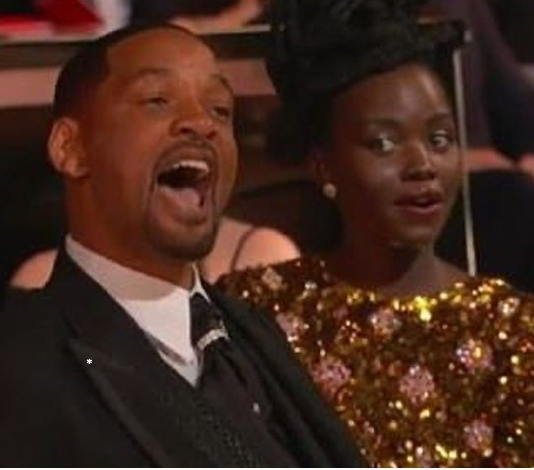 ClaMarchisio8's tweet photo. Se Will Smith mena cosi, allora perchè non si è difeso quando la palla andò sulla testa di quei vichingi laggiù?
Cit.
#WillSmith 
#PrincipediBelair https://t.co/DRGvJoq3Iz