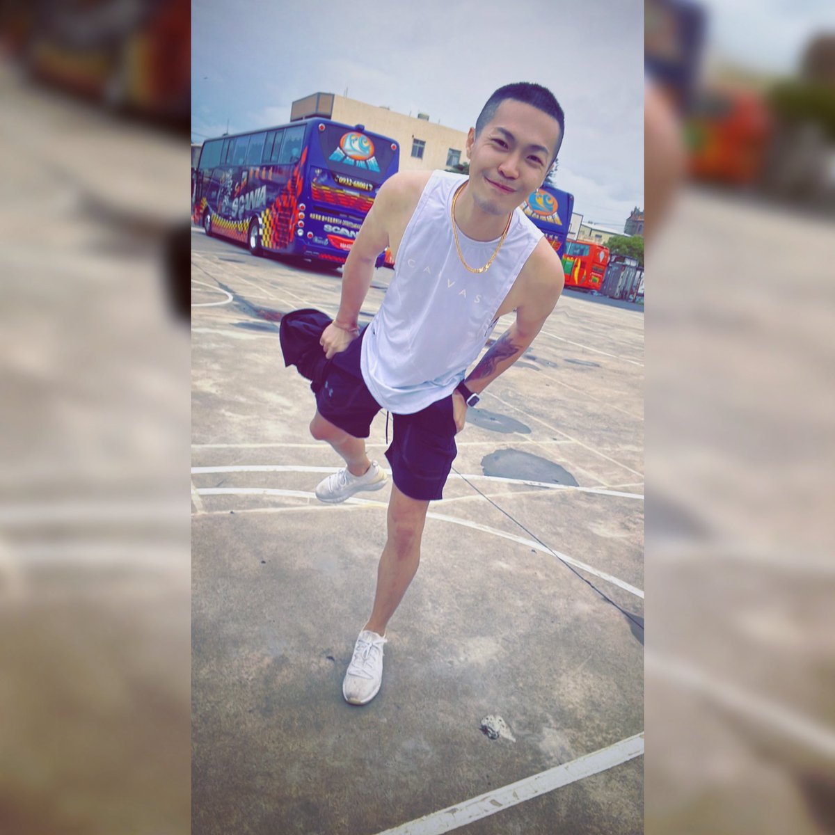 滂沱大雨的時刻
你無需期待送傘的人
而是你怎麼等看待雨停的時間
人生就是如此
不用奢望總有人會幫你
而是在這等待的過程中
你怎麼試著處理自我情緒及處理事情
又或是激勵或是調侃自己
畢竟 你的人生 本來就無需別人插手
心態轉 念就轉畢竟 

時間很貴的
你還想要怎麼浪費？
還有多少時間浪費？