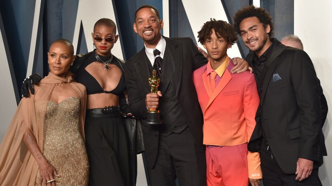 graysnx's tweet photo. Will Smith ao lado de toda sua família segurando seu primeiro Oscar. #Oscars https://t.co/qiTNXRxgPG