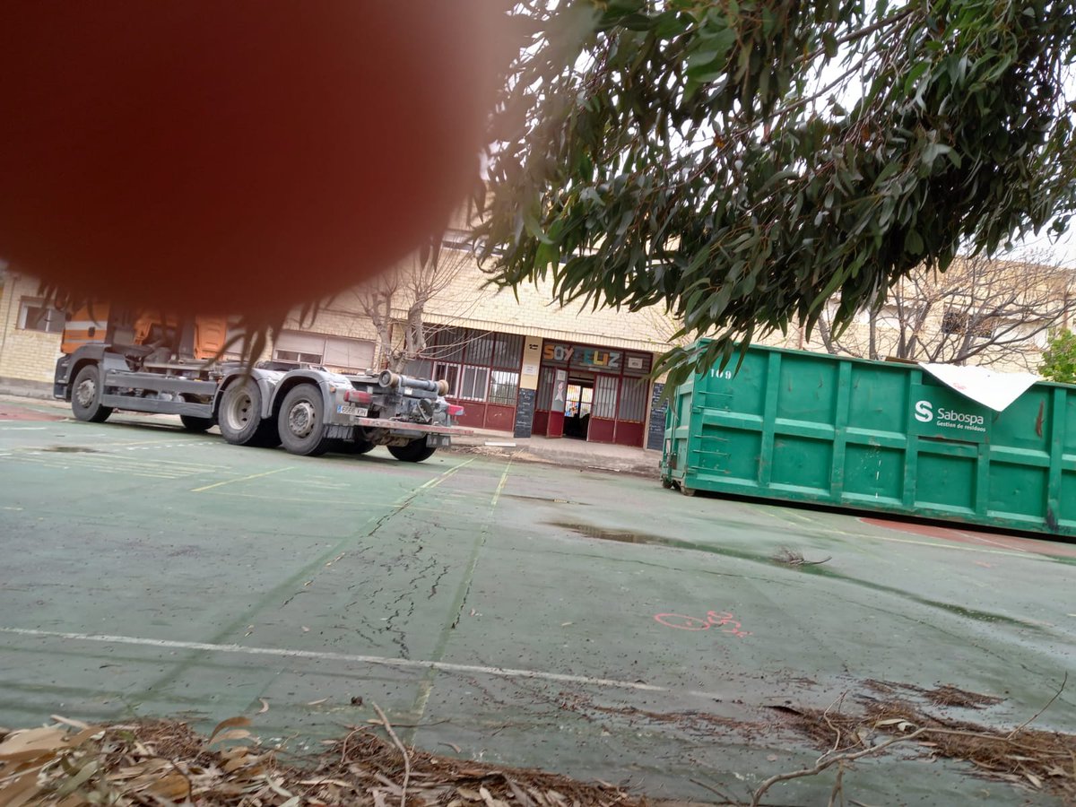 lapaztorrellano's tweet photo. Día de muchos recuerdos y emociones contradictorias, tristeza, lágrimas, ilusión, alegría, seguimos en el camino hacia nuestro nuevo cole. Gracias a tod@s por años de lucha.
💪🏻💪🏻💪🏻💪🏻 https://t.co/d5XV6ALv9e
