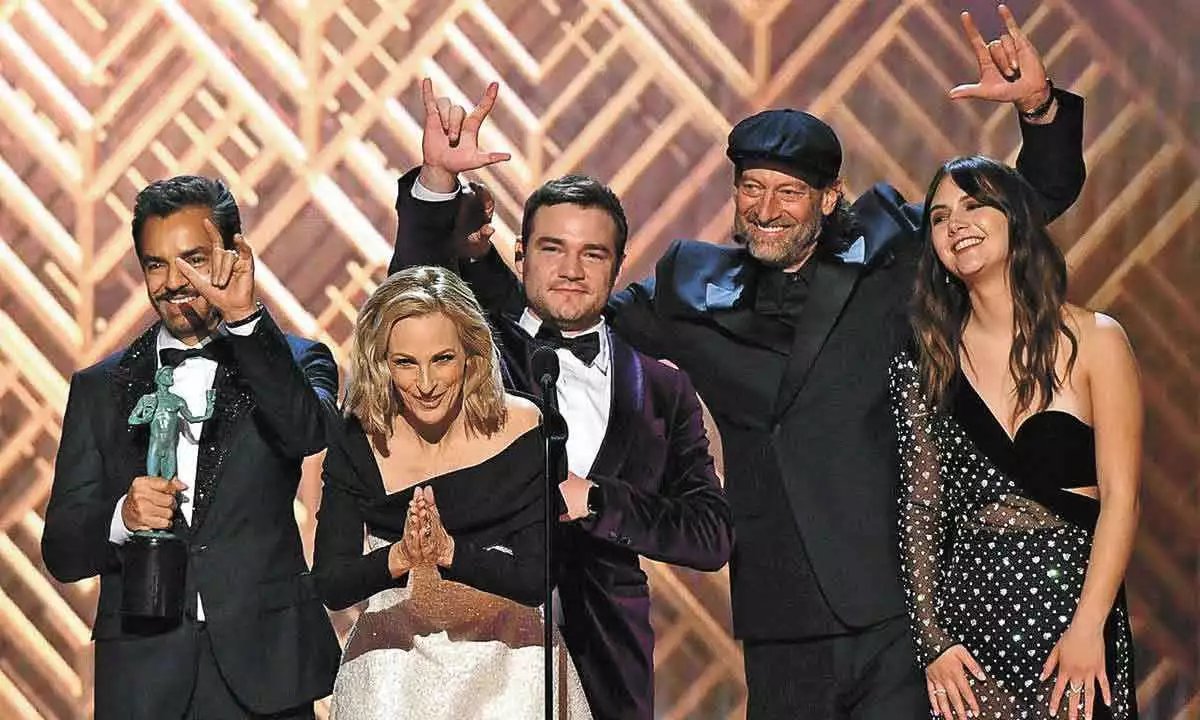 feapaes_sp's tweet photo. Com uma cerimônia cheia de surpresas 🤭 o Oscar 2022 teve seu grande campeão:

CODA - No Ritmo do Coração 💚

Vencendo em 3 categorias, incluindo melhor filme, CODA é uma comédia familiar sobre achar seu caminho, sobre a luta diária das pessoas com deficiência auditiva 🌼 https://t.co/O3ZDuw0t8s