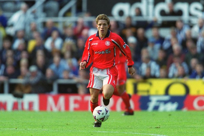 DiegoGArgota21's tweet image. En 1995, el Middlesbrough hizo una apuesta que cambió el curso de la Premier League. Fichó al primer jugador brasileño de la historia de la Liga, un chico que venía del Sao Paulo, que solo levantaba 1'65m del suelo y que era la ilusión de Brasil. Oswaldo Giroldo Junior. Juninho.