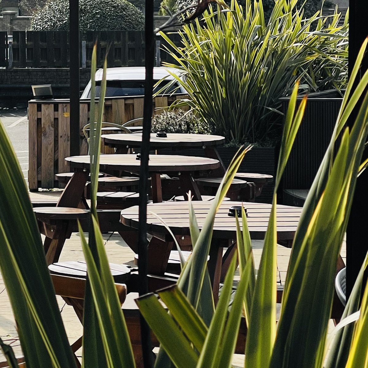 TheWesternWD3's tweet photo. The clocks have changed, the sun is shining again and the Western garden is calling you! See you after work to enjoy a relaxing drink! 🍺🍷 https://t.co/dOM6SovoL5