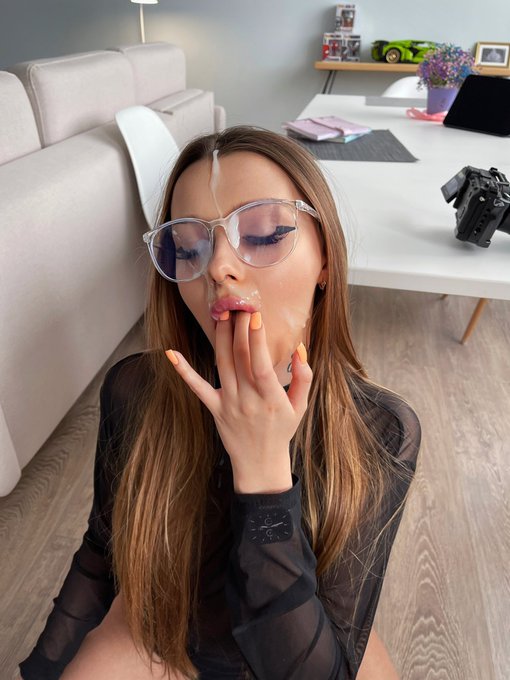 Can you tell me something sweet?🤍🍌 https://t.co/9lCYk9BGnE