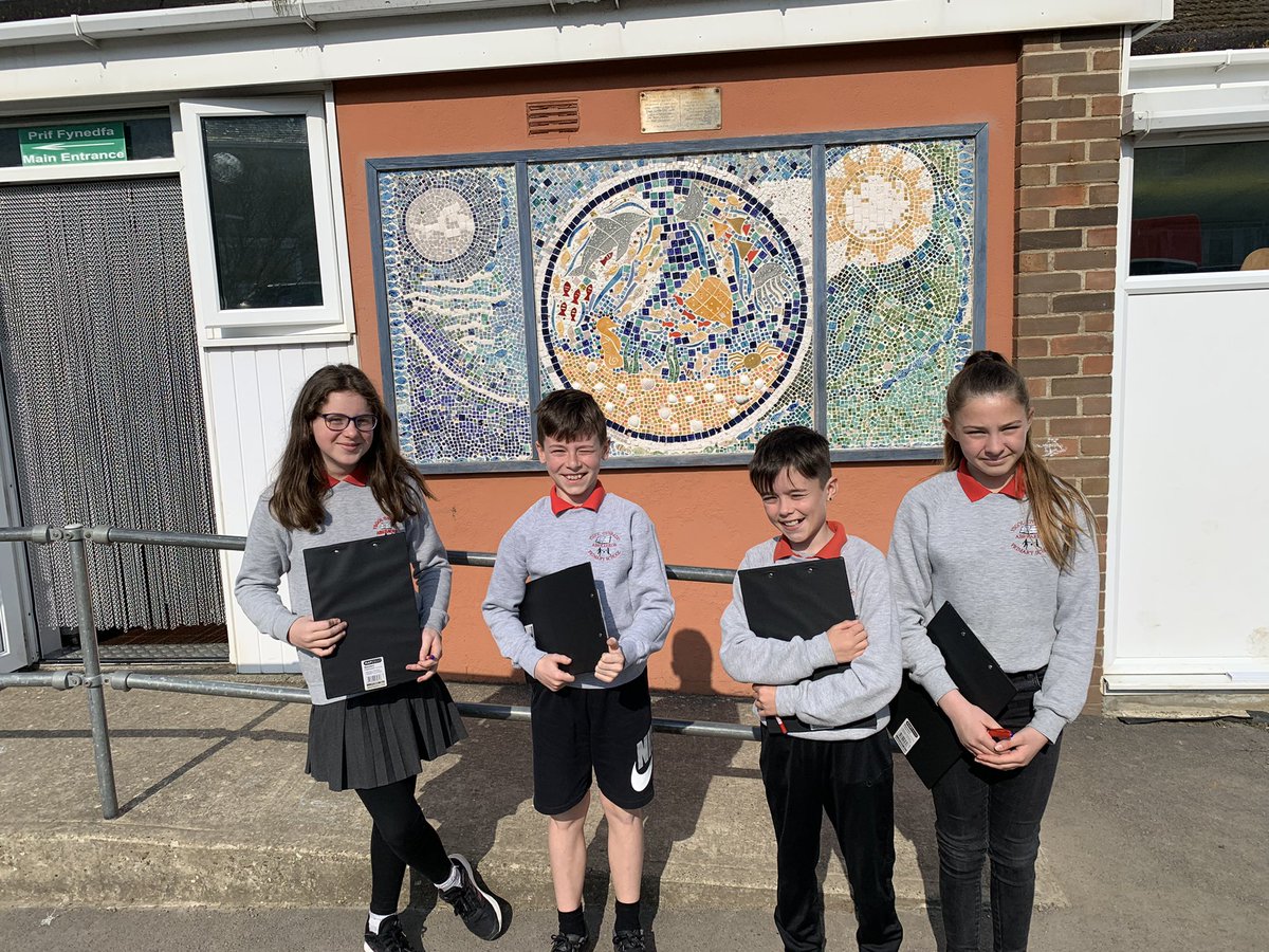 Dyma Jac, Francessca, Kai ac Ela yn cystadlu yn ffeinal Cwis Dim Clem ac yn ennill dros Gymru gyfan 🥇🏆 Da iawn nhw a diolch i <a href="/MICered/">Cered: Menter Iaith Ceredigion</a> am eu cefnogaeth #aberaeron #pencampwyr #dimclem <a href="/MariLovgreen/">Mari Lovgreen</a> @owainwilliams2