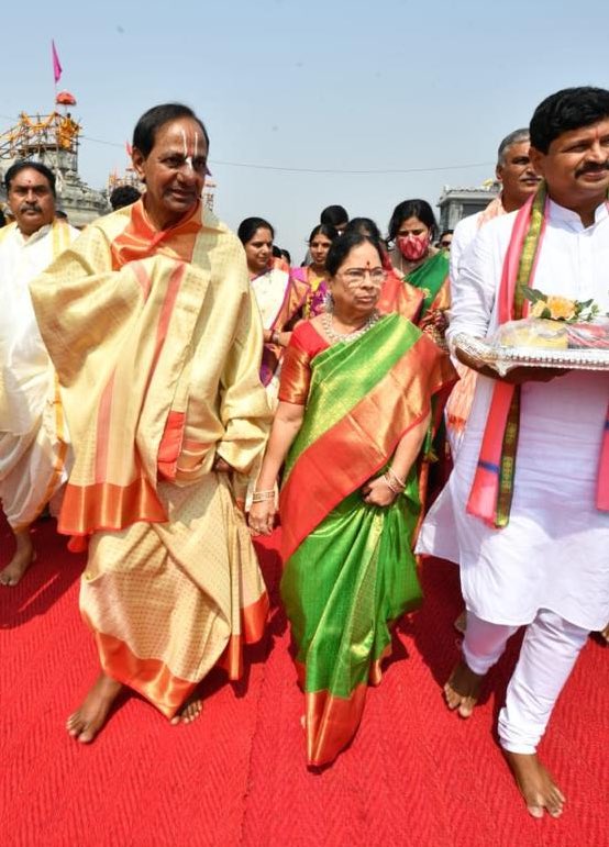 SantoshKumarBRS's tweet photo. Unimaginable feeling!! How fortunate are we all to be witnessing this historic moment of Maha Kumbha Samprokshana at #Yadadri Laxmi Narasimha Swamy Temple by our beloved visionary CM Sir Sri #KCR garu. Watching the proceedings with moist eyes. #GooseBumps 🙏.
#LongLiveKCR👏🌱. https://t.co/rawm5F2fkq