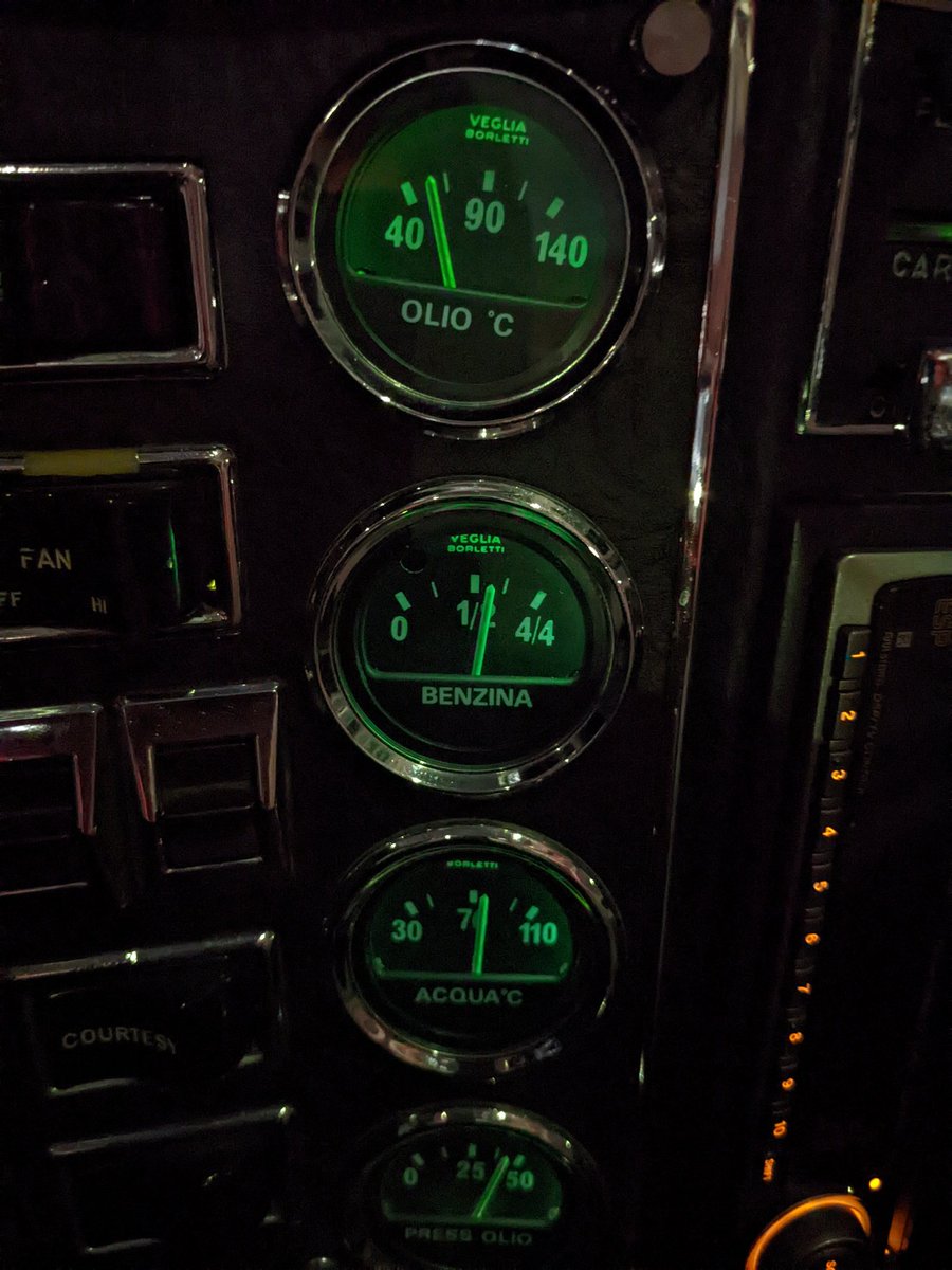 TfxMotor's tweet photo. 下道だけで100マイル走って燃料半分以上あるんで、リッター8キロ位かな〜まあ、頑張ってるけど😆何処かのアホがリッター1とか…言ってるけど、それ壊れてるからねー😆
#優秀
#2000回転以下
#豆腐を踏むようなアクセルワーク
#351c
#パンテーラ https://t.co/ytDIKveyYp