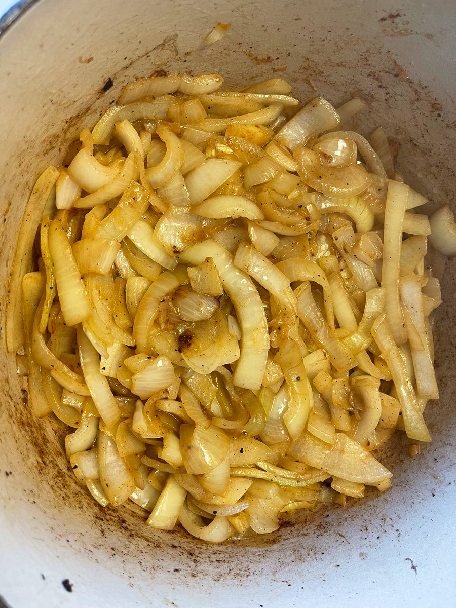 joukesp's tweet photo. #MondayCooking #MiseEnPlace #EasySteps
1 Sear the rabbit(s)
2 Fry the onions
3 Add prunes & prune jam
4 Singe w flour https://t.co/yonpG8Q14K