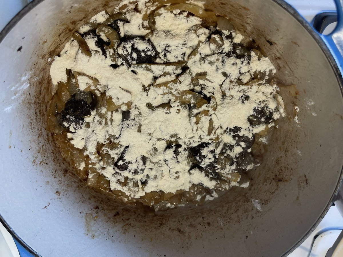 joukesp's tweet photo. #MondayCooking #MiseEnPlace #EasySteps
1 Sear the rabbit(s)
2 Fry the onions
3 Add prunes & prune jam
4 Singe w flour https://t.co/yonpG8Q14K