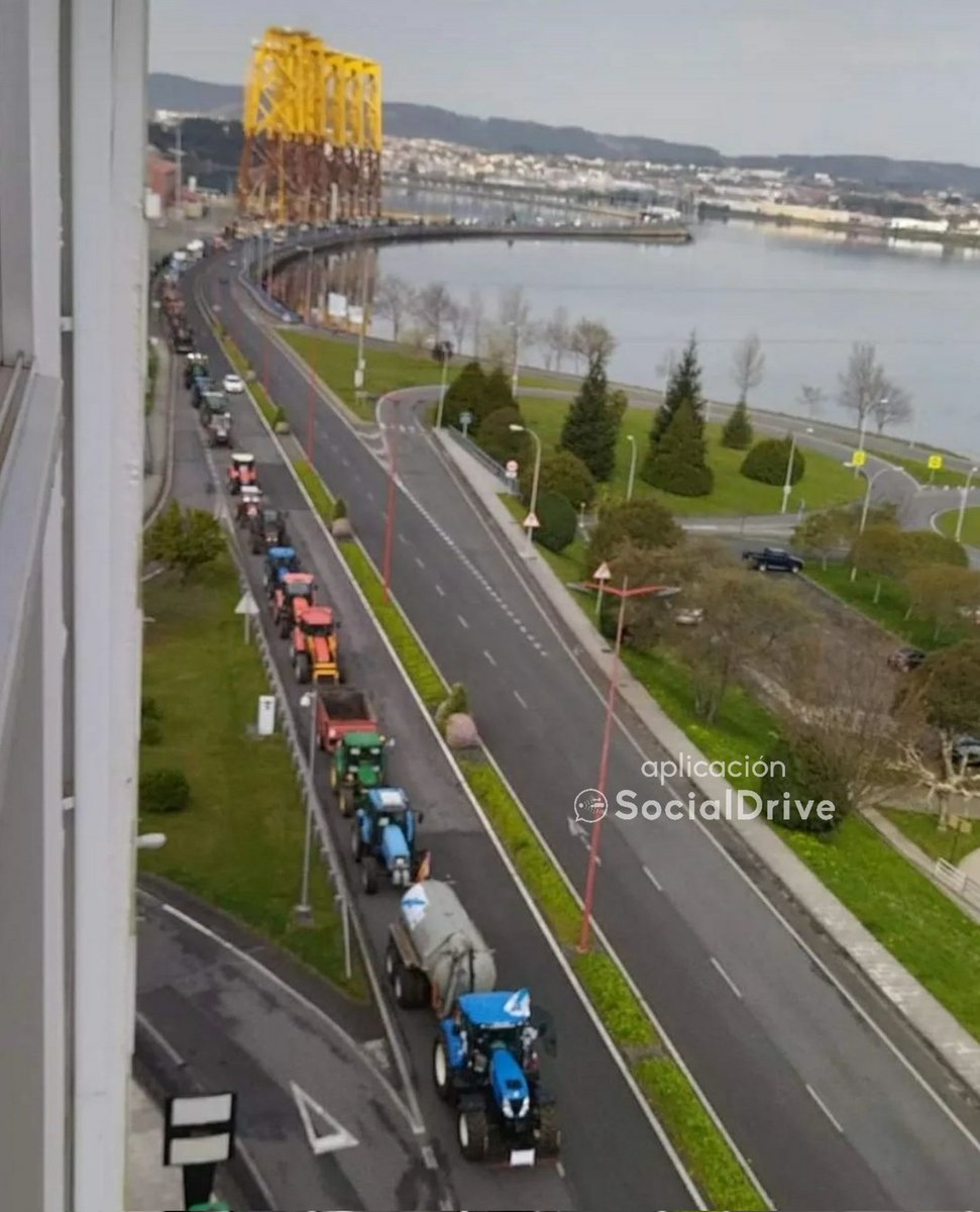 SocialDrive_es's tweet photo. Agricultores en marcha lenta en Ferrol en el puente de As Pías (Coruña)

#HuelgaTransporte https://t.co/LdPFUp4h66