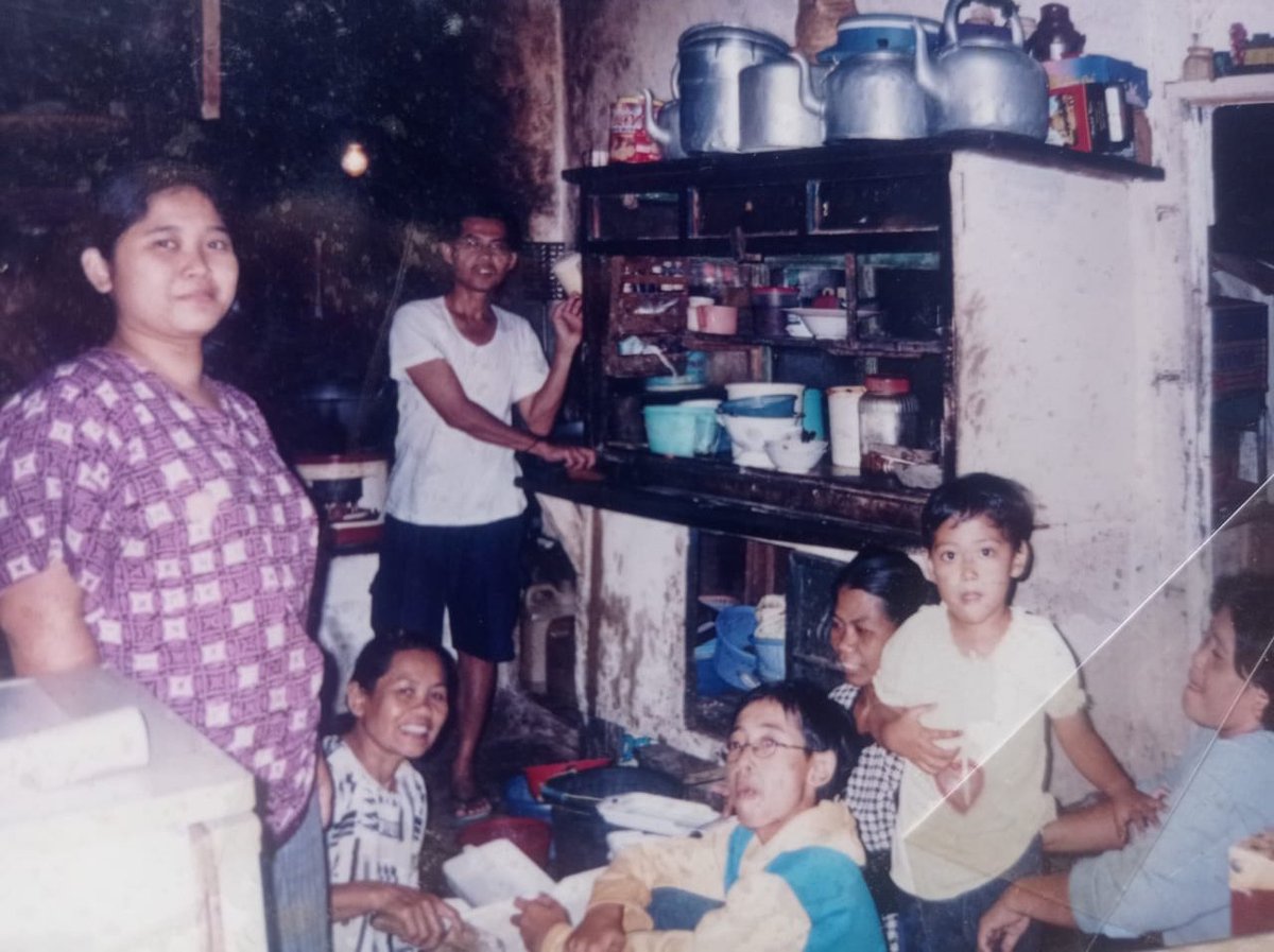 noartgroovy's tweet photo. LIMITED grOOvy pHotO cLaSsic
original photo in the kitchen of the house in 1995
👇
https://t.co/h5nyzZFtxg

#NFT #NFTs #NFTCommmunity #NFTCollection https://t.co/dv4Eqk2NET