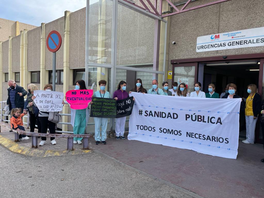 UrgPrecariasHUG's tweet photo. Continúan los parones en el Hospital de Getafe con el apoyo de nuestros pacientes. En 3 días terminan los “contratos COVID”. ¿De verdad pensáis que sobra personal sanitario en la @ComunidadMadrid ? #AquiNoSobraNadie https://t.co/BP2f3JIwlU