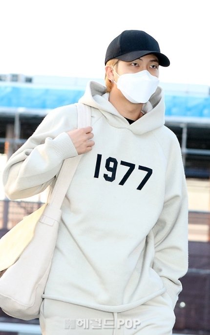 Namjoon_RMdawo's tweet photo. THREAD #RM
#NamjoonUpdate 220328
📸. Namjoon at the Incheon Airport heading to LA 

LIKE + RECOMMEND:
#Naver 
1.https://t.co/D41OqT90r2
2.https://t.co/DXatZ0nFB2

#방탄소년단RM #알엠 #남준 #Namjoon #BTS @BTS_twt https://t.co/QJ3nxRsVh9